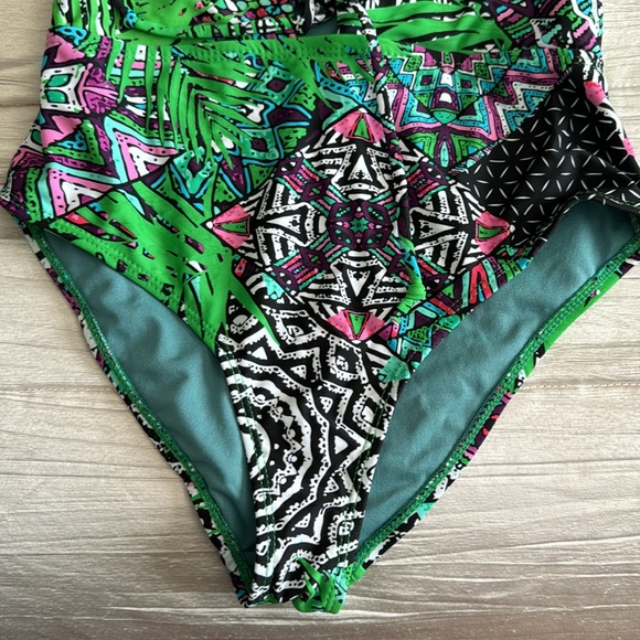 One piece green size small - Picture 3 of 6